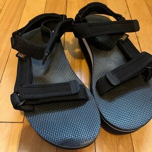 Teva Platforms black and white